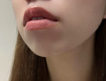 明るさや肌トーンの整った落ち着いた肌印象に